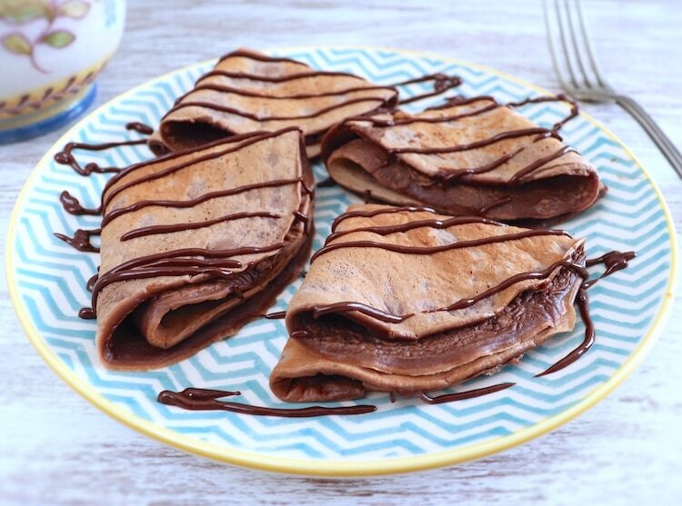 Crêpes au chocolat sur une plaque