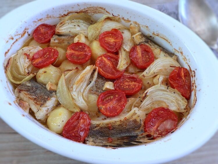 Morue aux pommes de terre au four sur un plat allant au four