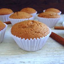 Muffins à la cannelle sur une table