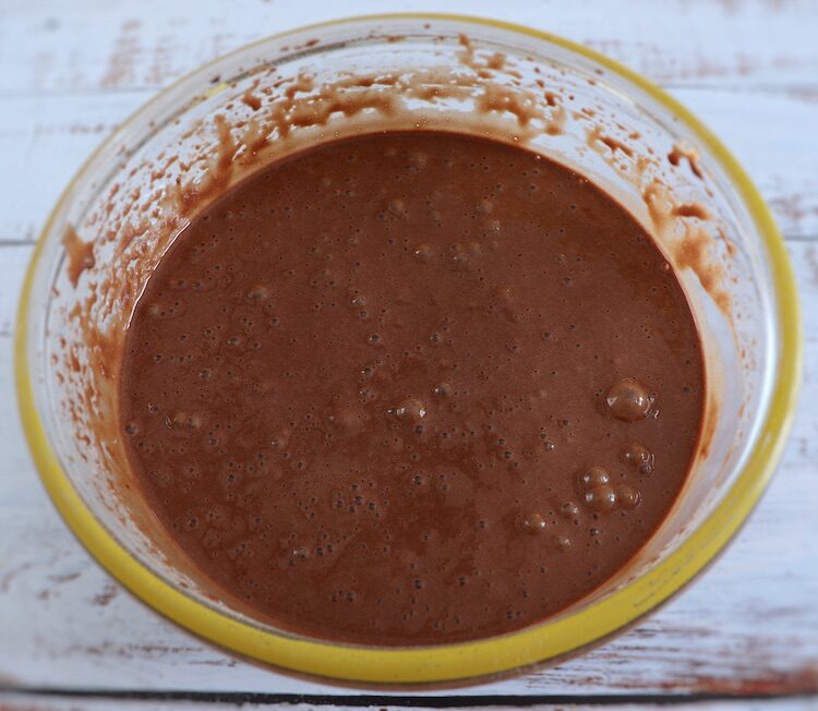 Pâte de gâteau aux fraises au chocolat fait maison sur un grand bol en verre