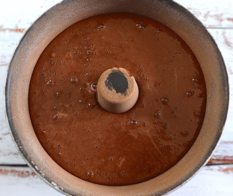 Pâte de gâteau aux fraises au chocolat fait maison sur un moule à gâteau Bundt