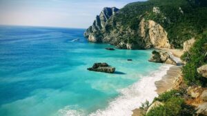 la-plage-ribeira-do-cavalo-a-sesimbra-dans-le-top-10-des-plus-belles-plages-du-portugal