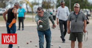 des-retraites-francais-en-algarve-jouent-a-la-petanque-en